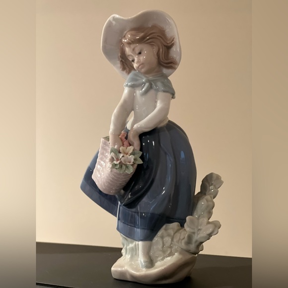 Lladro Other - Lladro Collectible Figurine, Pretty Pickings #5222 SKU: 01005222 Made In Spain